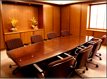 静かにゆっくり、集中したい会議には落ち着いた室内の最大8名会議室。